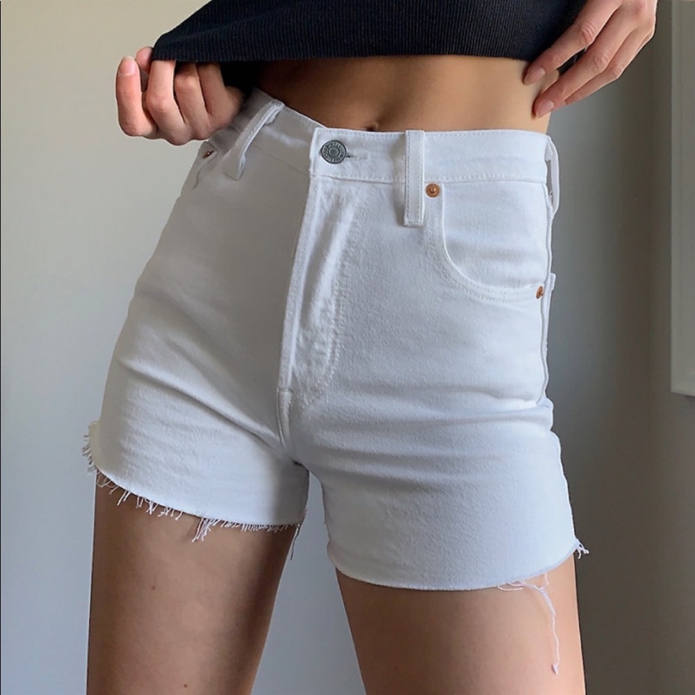 Levi’s White High Rise Ribcage Shorts Size 25 - Picture 2 of 6